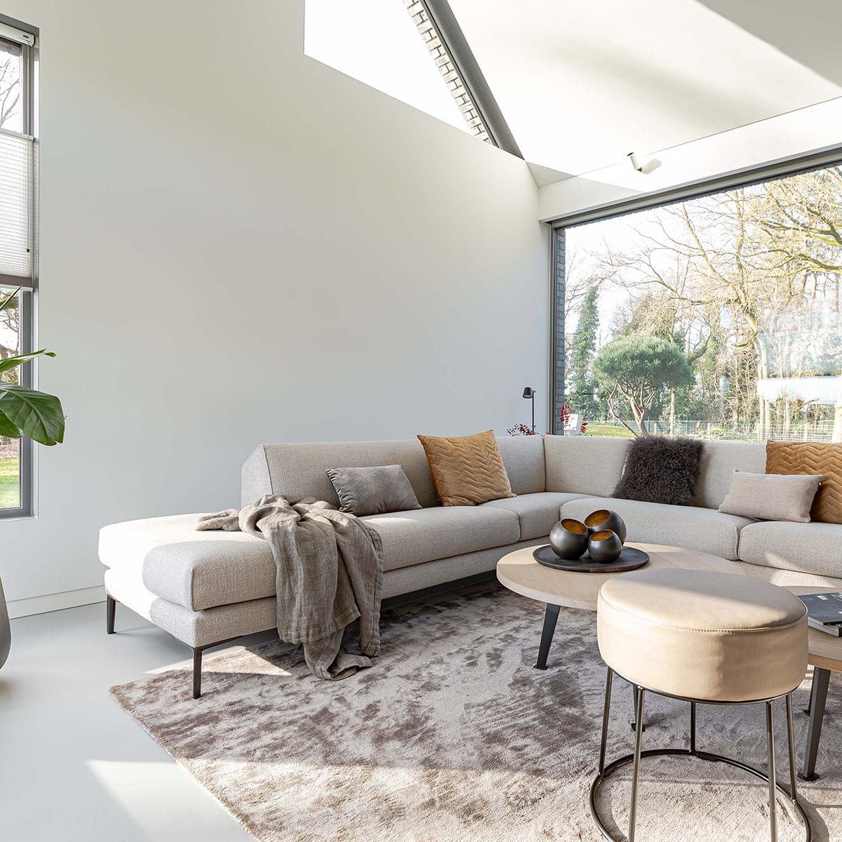 Grijze hoekbank Fold van Pode. Ontdek meer meubels uit de collectie van Pode bij woonwinkel Ad Bouw in Uden