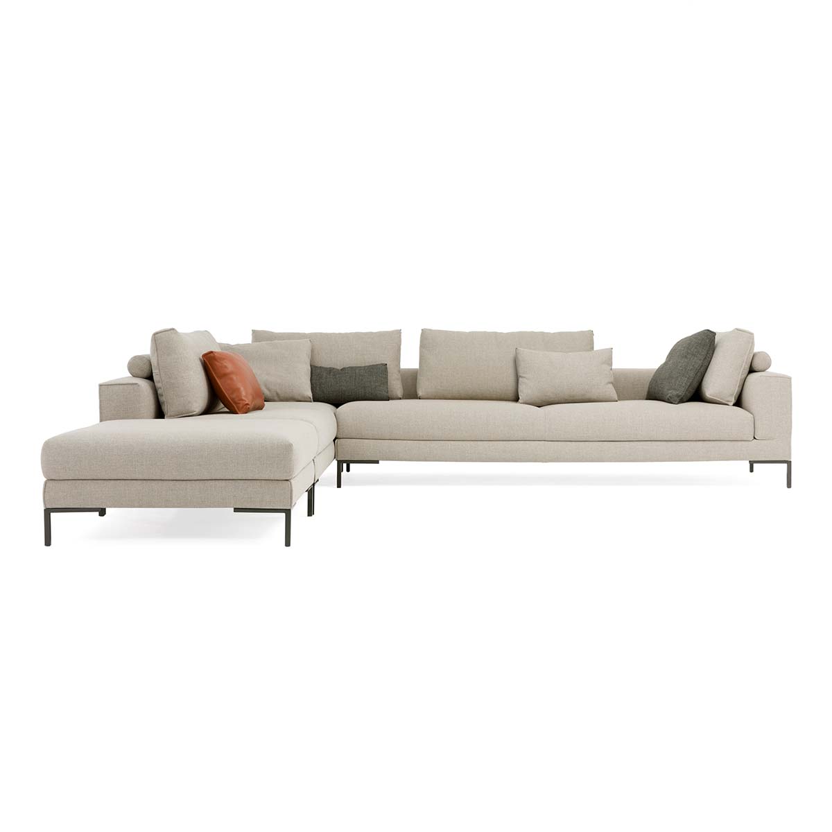 Bank Aikon Lounge van Design on Stock. Een royale grijze bank met losse rugkussens. Ontdek nog meer meubels van Design on Stock in onze woonwinkel in Uden