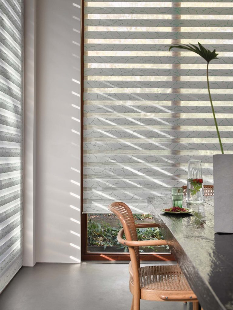 Duo rolgordijnen met patroon in de keuken