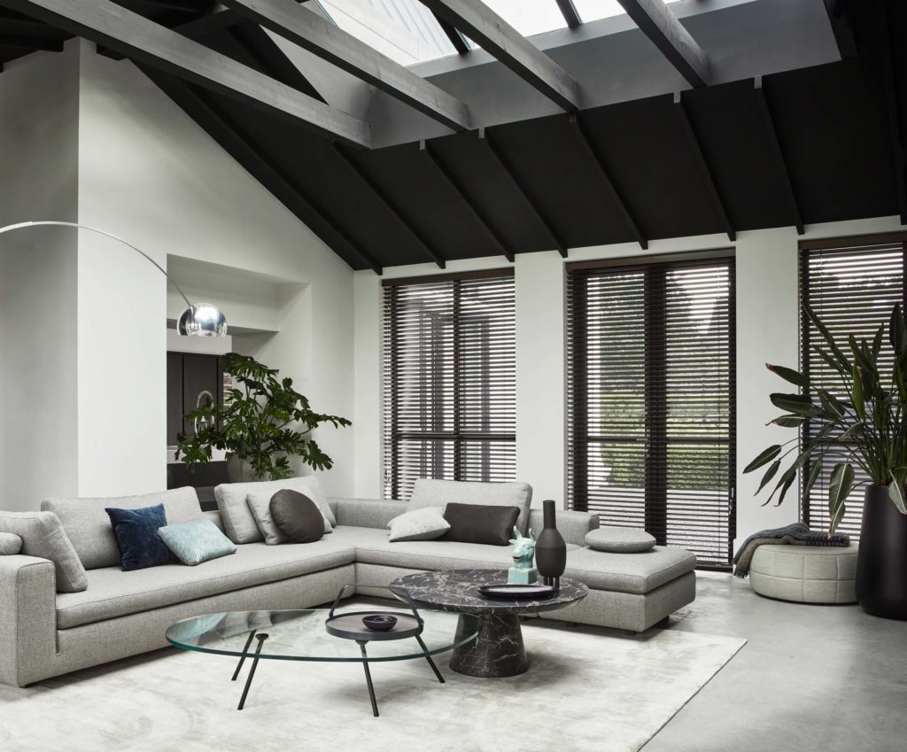 Zwarte houten jaloezieën in landelijk interieur