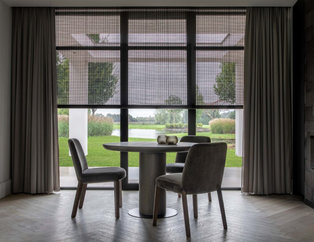 Het geweven hout in combinatie met gordijnen geeft een sfeervol effect.