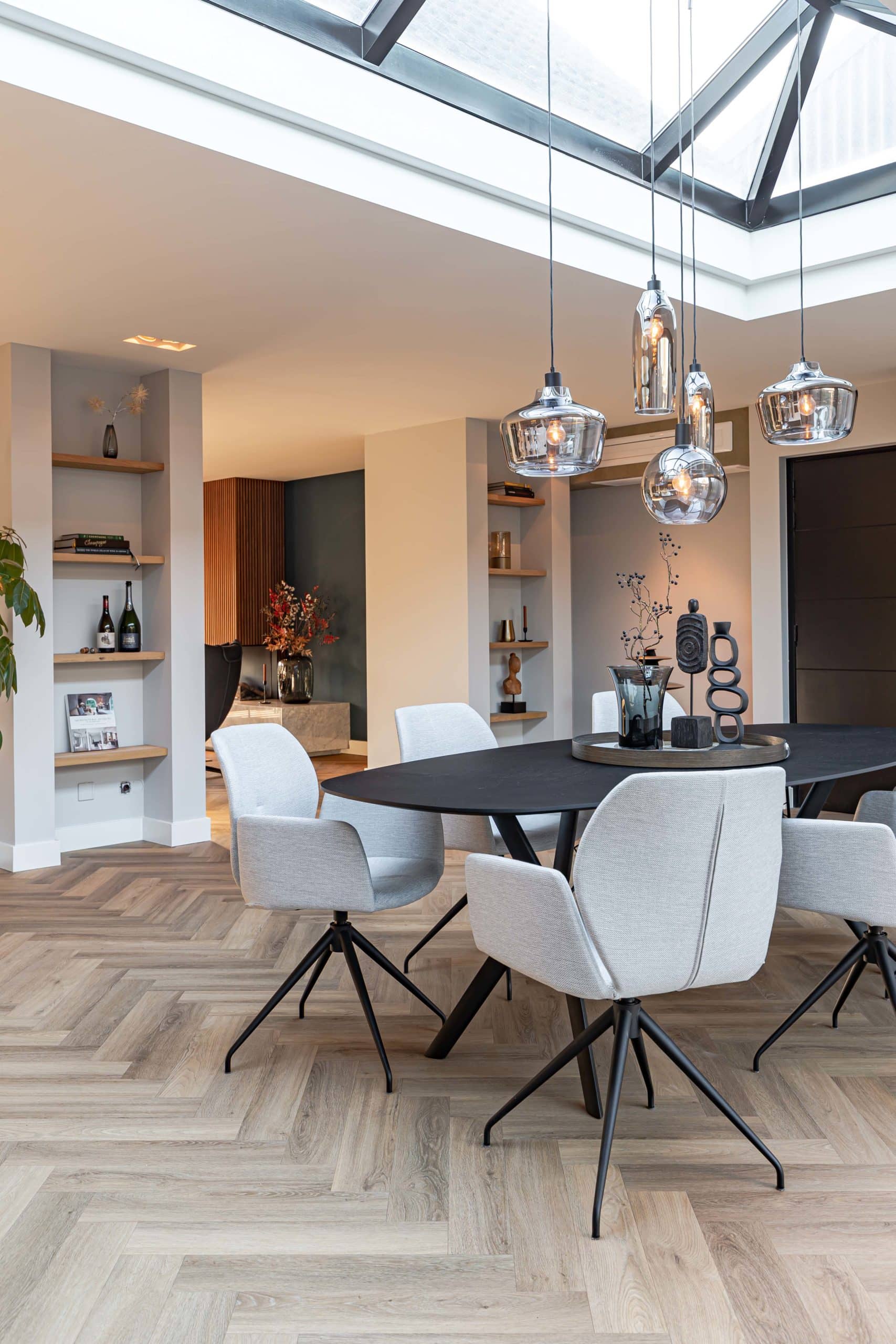 Volledig interieur met Mood eetkamerstoelen en PVC visgraat vloer