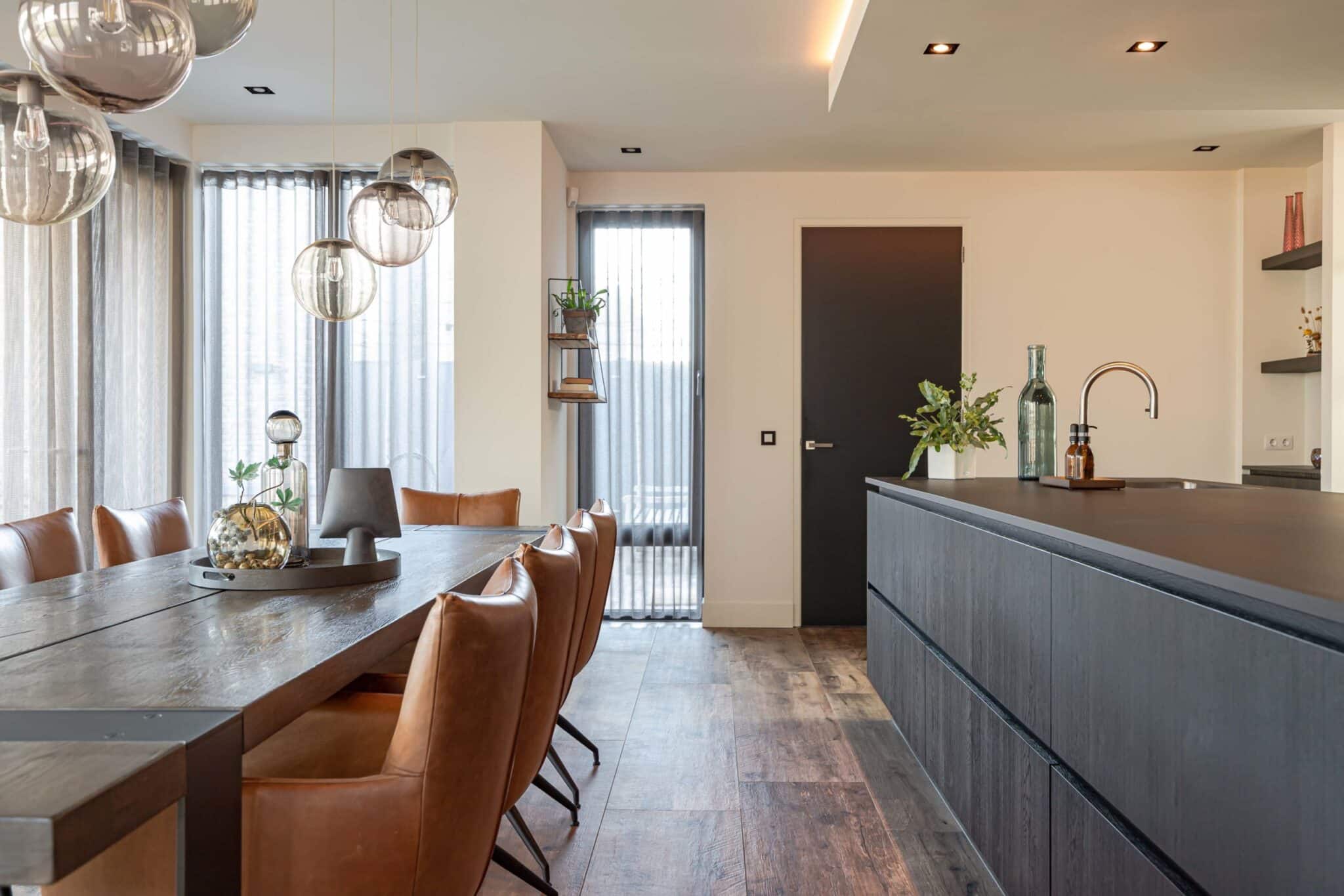 Landelijke eethoek met leren eetkamerstoelen